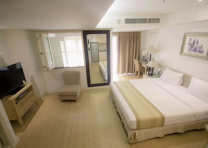 Hope Land Sukhumvit 24 Hotel