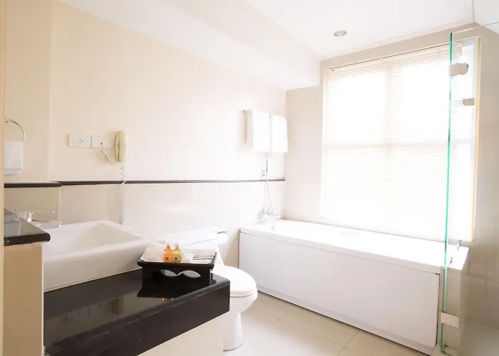 Hotel Hope Land Sukhumvit 24 4*